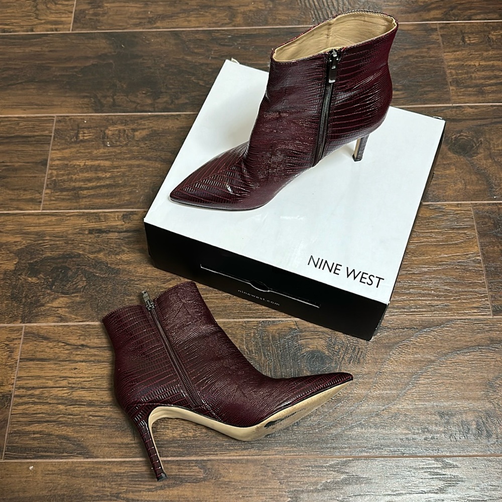 Gorgeous like new ankle boots Dark Red Texture!! Amazing for fall weather coming